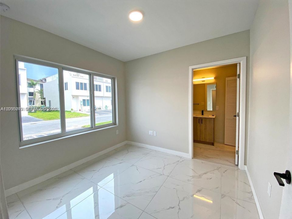 For Rent: $900 (1 beds, 1 baths, 1398 Square Feet)