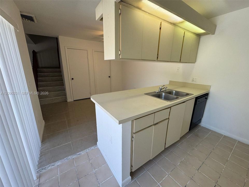 На продажу: $224,900 (2 спален, 2 ванн, 1288 Квадратных фут)
