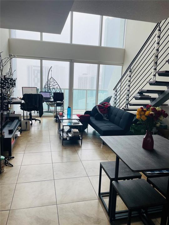 For Rent: $3,000 (1 beds, 1 baths, 952 Square Feet)