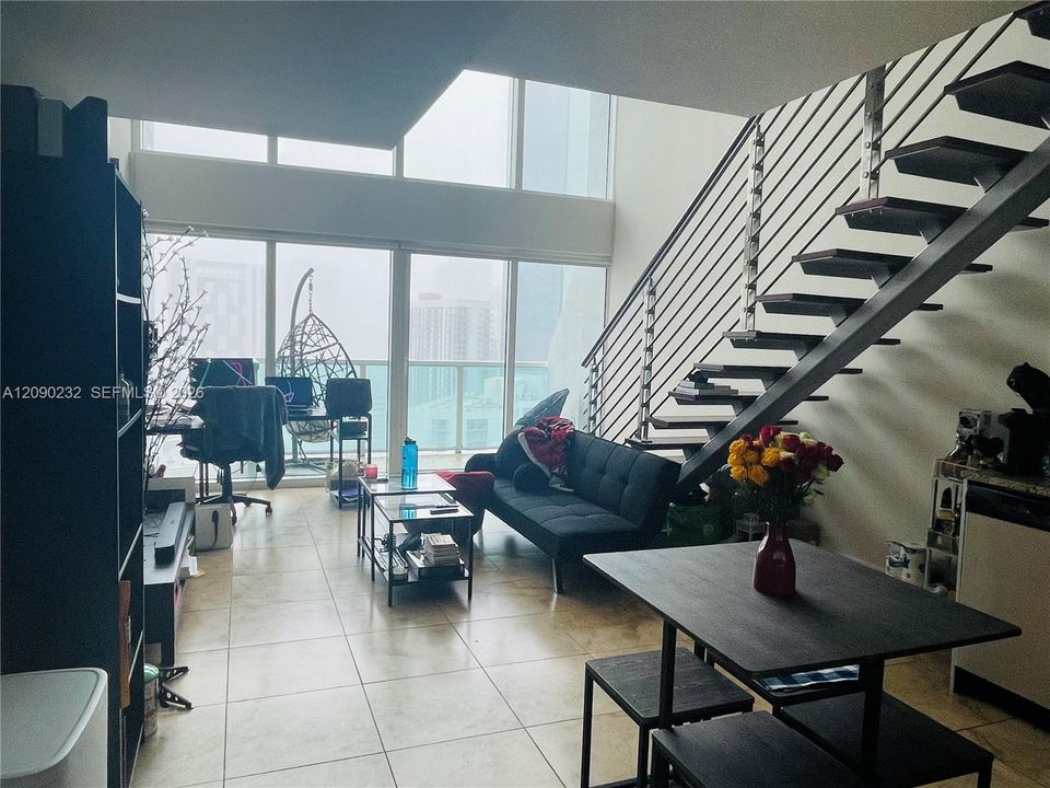 For Rent: $3,000 (1 beds, 1 baths, 952 Square Feet)