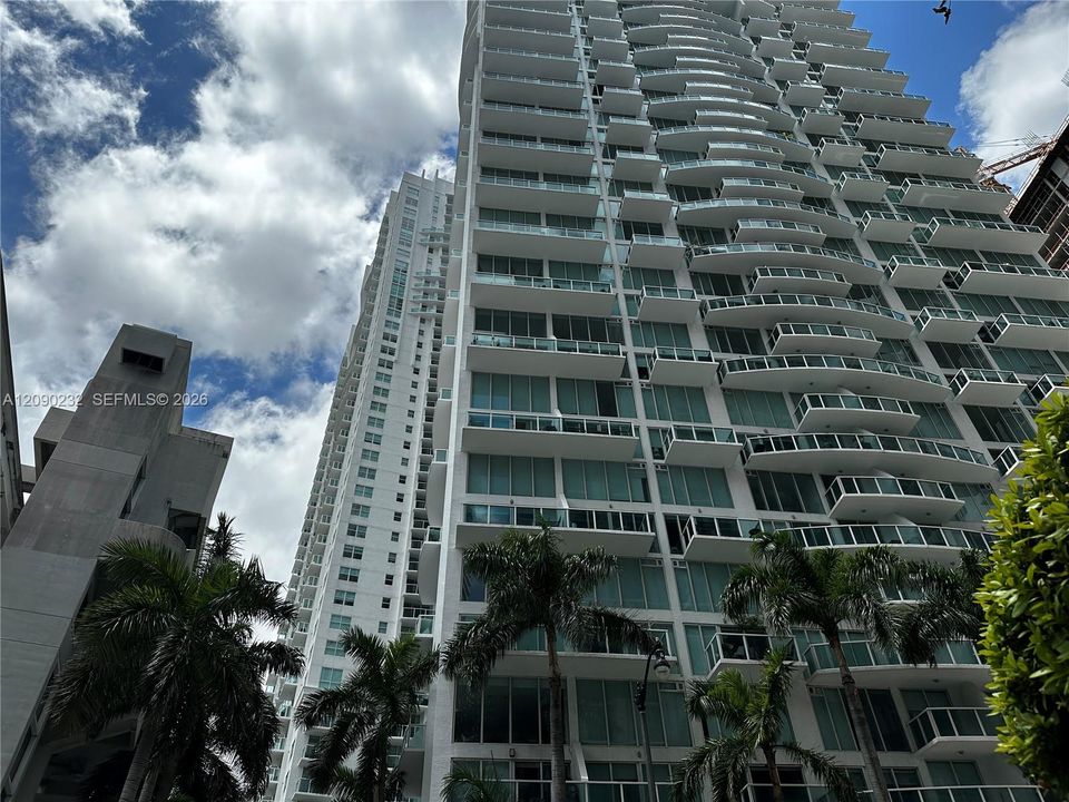 For Rent: $3,000 (1 beds, 1 baths, 952 Square Feet)