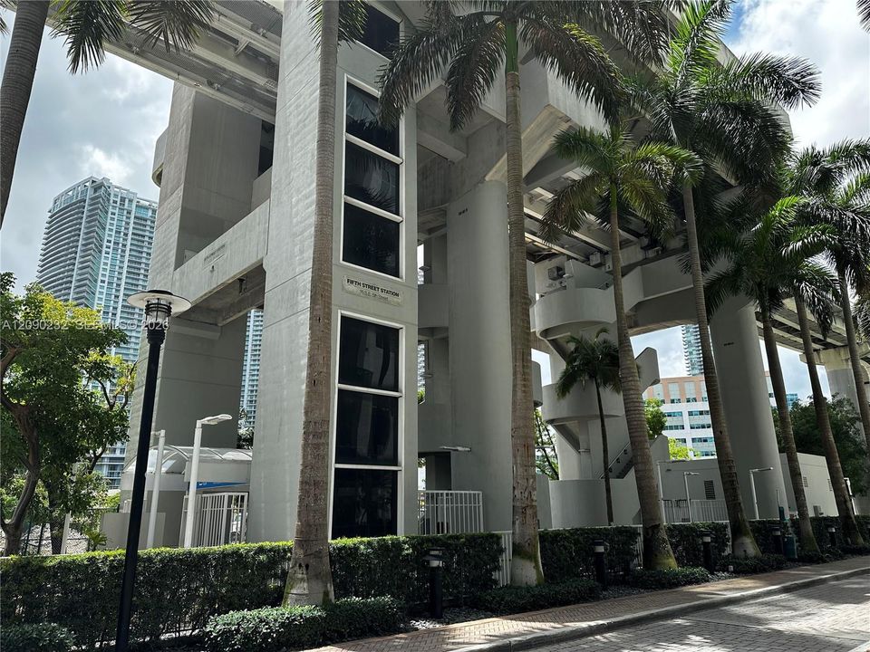 For Rent: $3,000 (1 beds, 1 baths, 952 Square Feet)