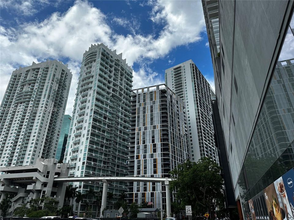 For Rent: $3,000 (1 beds, 1 baths, 952 Square Feet)