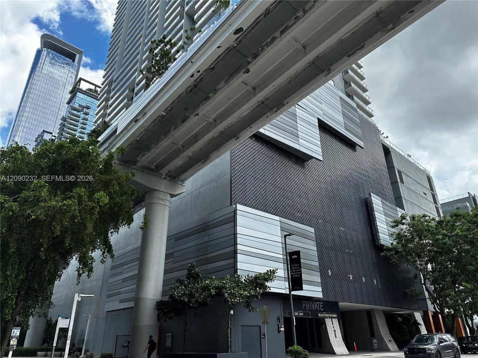 For Rent: $3,000 (1 beds, 1 baths, 952 Square Feet)