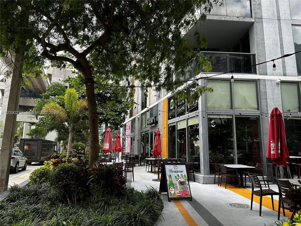 For Rent: $3,000 (1 beds, 1 baths, 952 Square Feet)