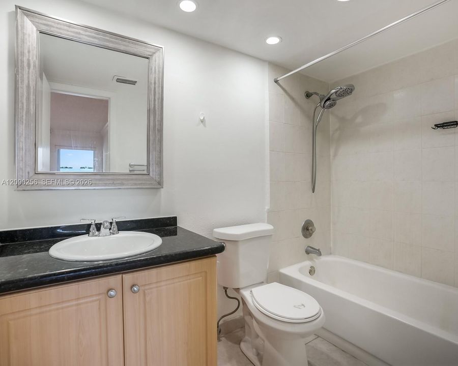 En Venta: $299,000 (2 camas, 2 baños, 1050 Pies cuadrados)