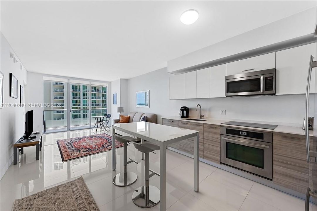 For Rent: $4,000 (1 beds, 1 baths, 696 Square Feet)