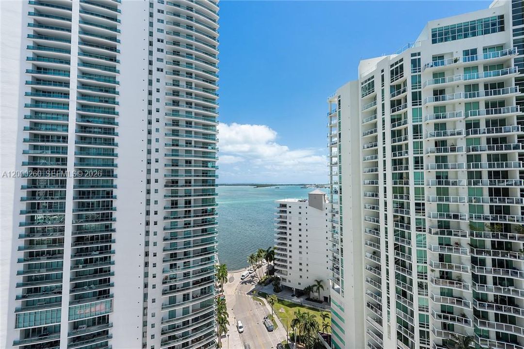 For Rent: $4,000 (1 beds, 1 baths, 696 Square Feet)