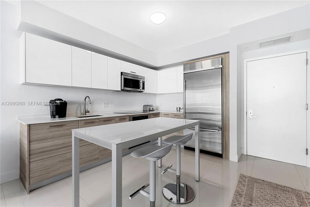 For Rent: $4,000 (1 beds, 1 baths, 696 Square Feet)