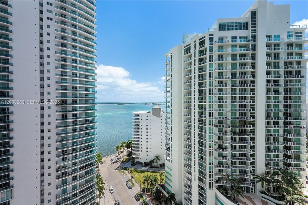 For Rent: $4,000 (1 beds, 1 baths, 696 Square Feet)