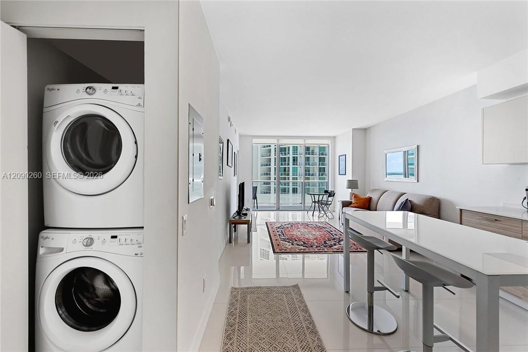 For Rent: $4,000 (1 beds, 1 baths, 696 Square Feet)