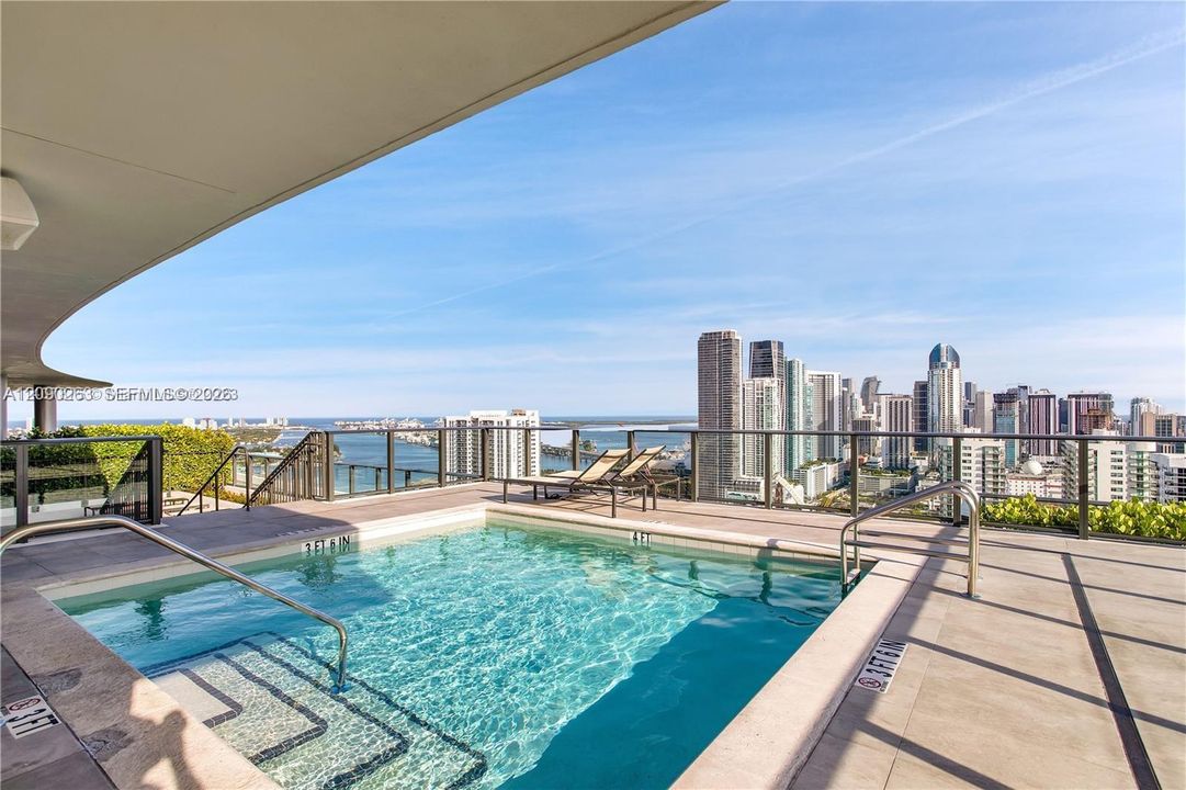 En Venta: $539,000 (2 camas, 2 baños, 1018 Pies cuadrados)