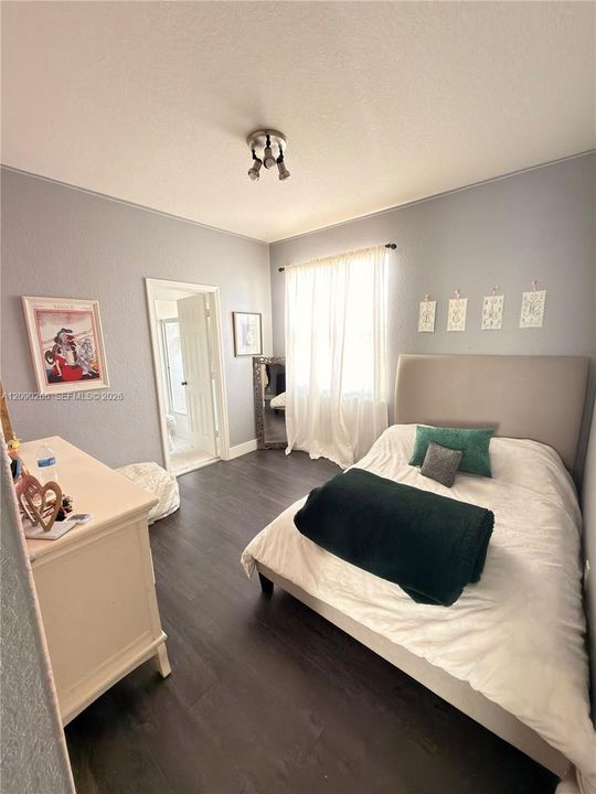 For Rent: $8,000 (5 beds, 2 baths, 2510 Square Feet)