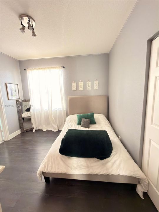 For Rent: $8,000 (5 beds, 2 baths, 2510 Square Feet)