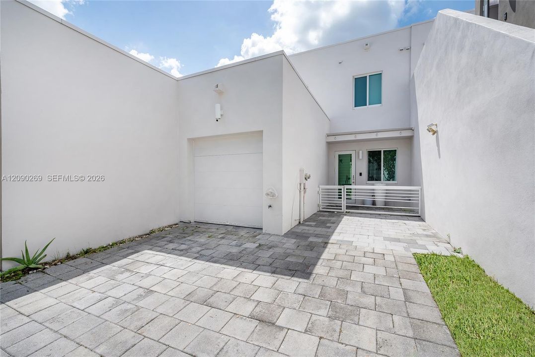 En Venta: $679,000 (4 camas, 3 baños, 1812 Pies cuadrados)