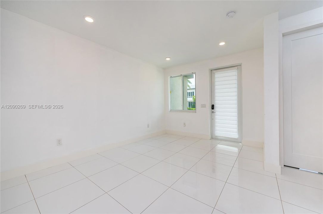 En Venta: $679,000 (4 camas, 3 baños, 1812 Pies cuadrados)