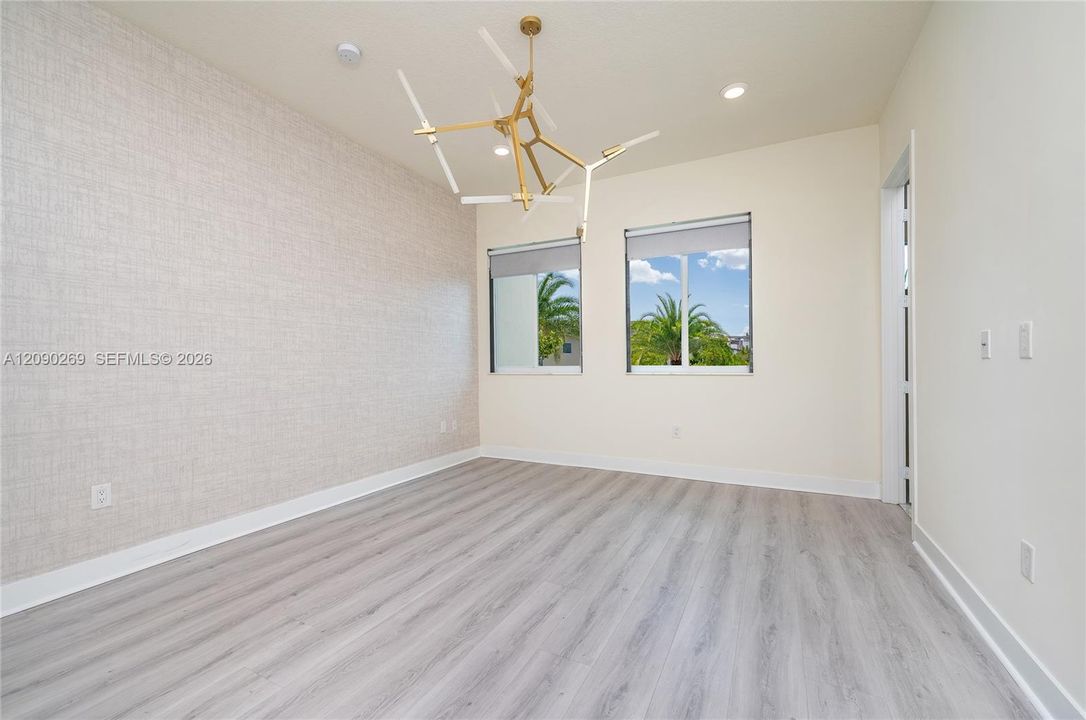 En Venta: $679,000 (4 camas, 3 baños, 1812 Pies cuadrados)