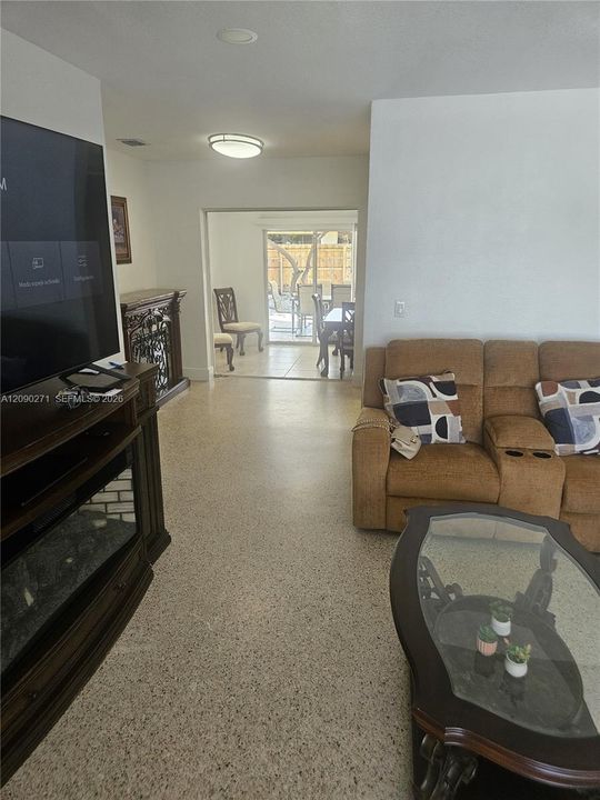 En Venta: $680,000 (5 camas, 2 baños, 1770 Pies cuadrados)