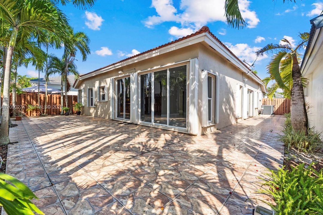 En Venta: $669,000 (4 camas, 2 baños, 2063 Pies cuadrados)