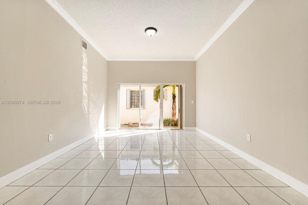 En Venta: $669,000 (4 camas, 2 baños, 2063 Pies cuadrados)