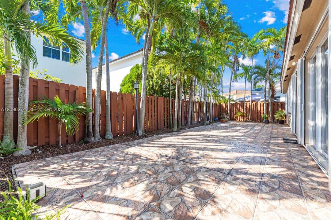 En Venta: $669,000 (4 camas, 2 baños, 2063 Pies cuadrados)