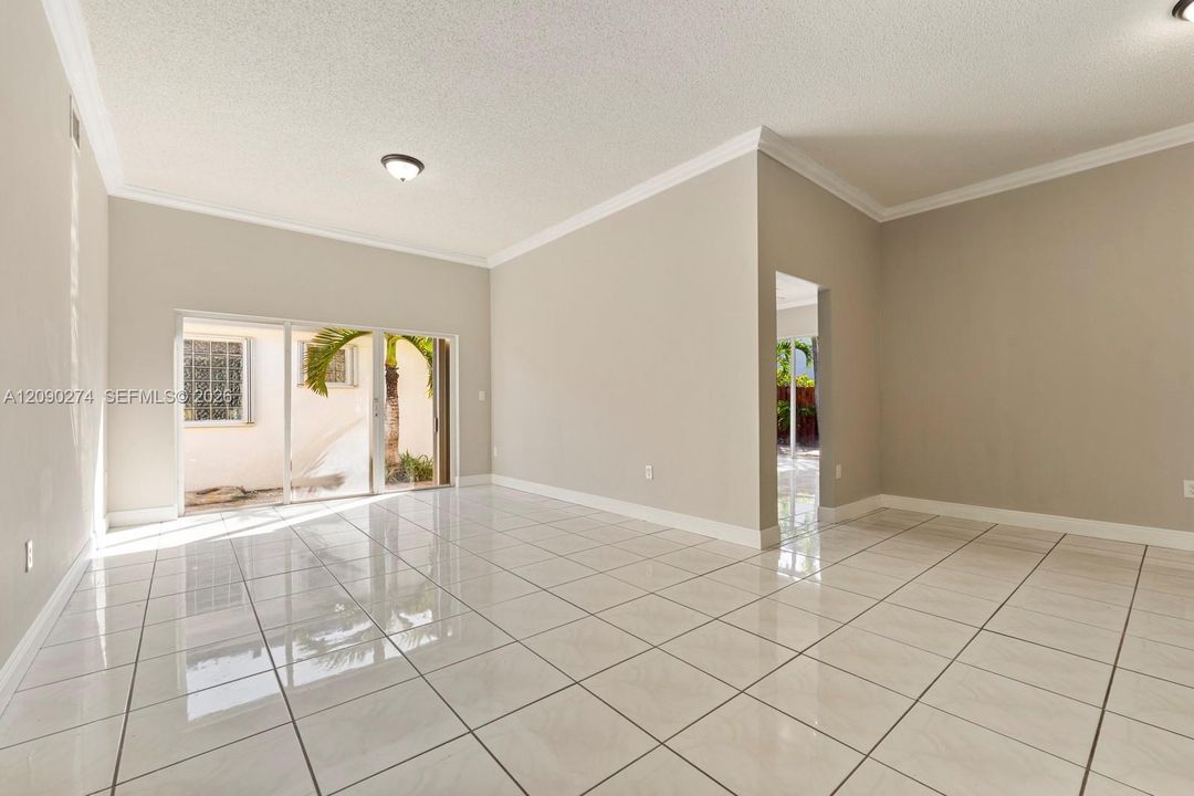 En Venta: $669,000 (4 camas, 2 baños, 2063 Pies cuadrados)