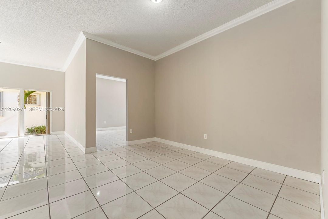 En Venta: $669,000 (4 camas, 2 baños, 2063 Pies cuadrados)