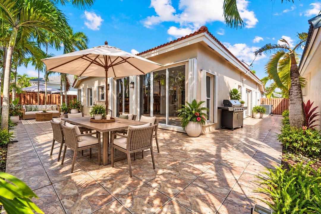 En Venta: $669,000 (4 camas, 2 baños, 2063 Pies cuadrados)