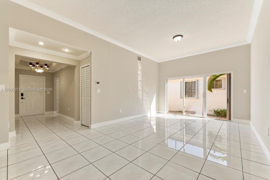 En Venta: $669,000 (4 camas, 2 baños, 2063 Pies cuadrados)