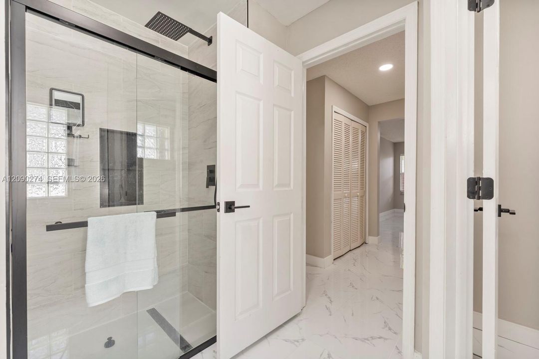 En Venta: $669,000 (4 camas, 2 baños, 2063 Pies cuadrados)
