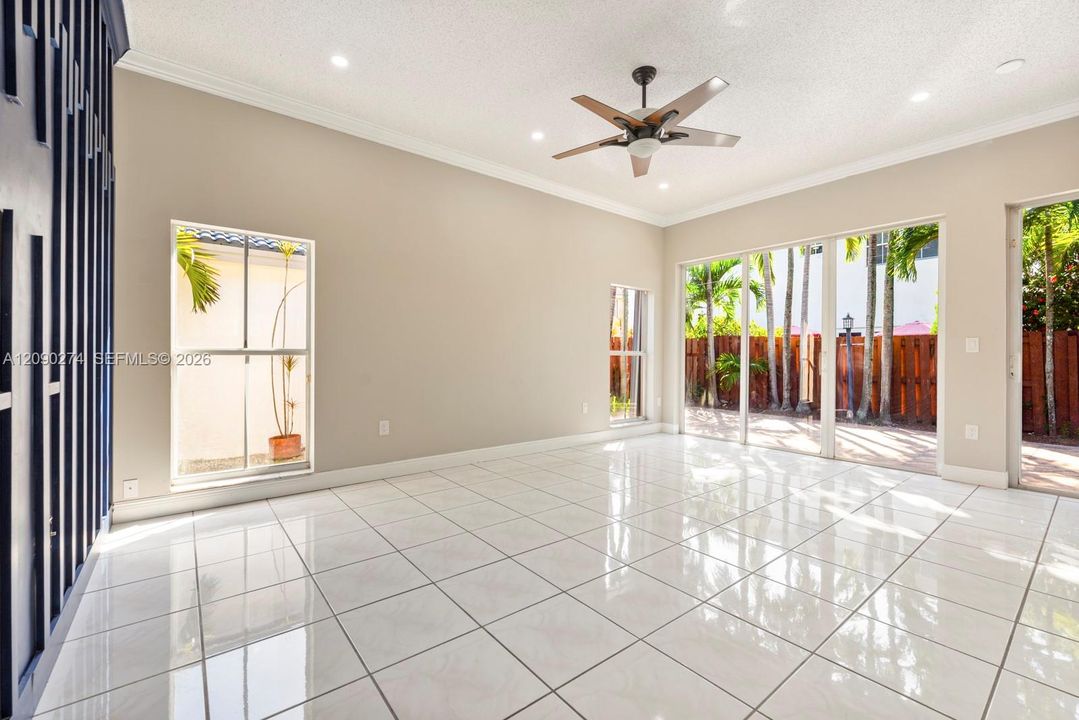 En Venta: $669,000 (4 camas, 2 baños, 2063 Pies cuadrados)