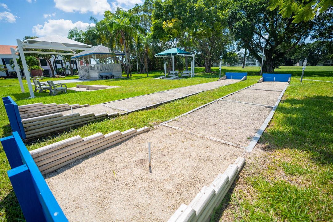 HORSESHOES-1