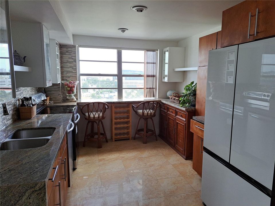 eat in kitchen w/granite counters