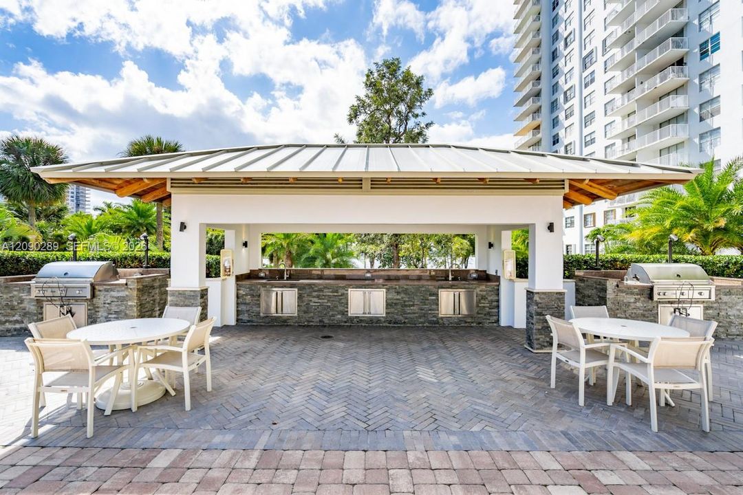 outdoors kitchen w/BBQ stations
