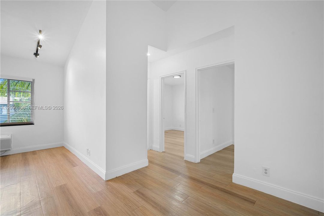 For Rent: $2,200 (2 beds, 1 baths, 900 Square Feet)