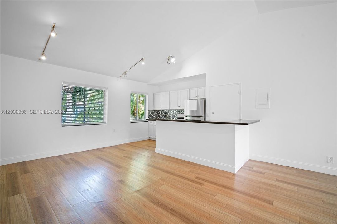 For Rent: $2,200 (2 beds, 1 baths, 900 Square Feet)