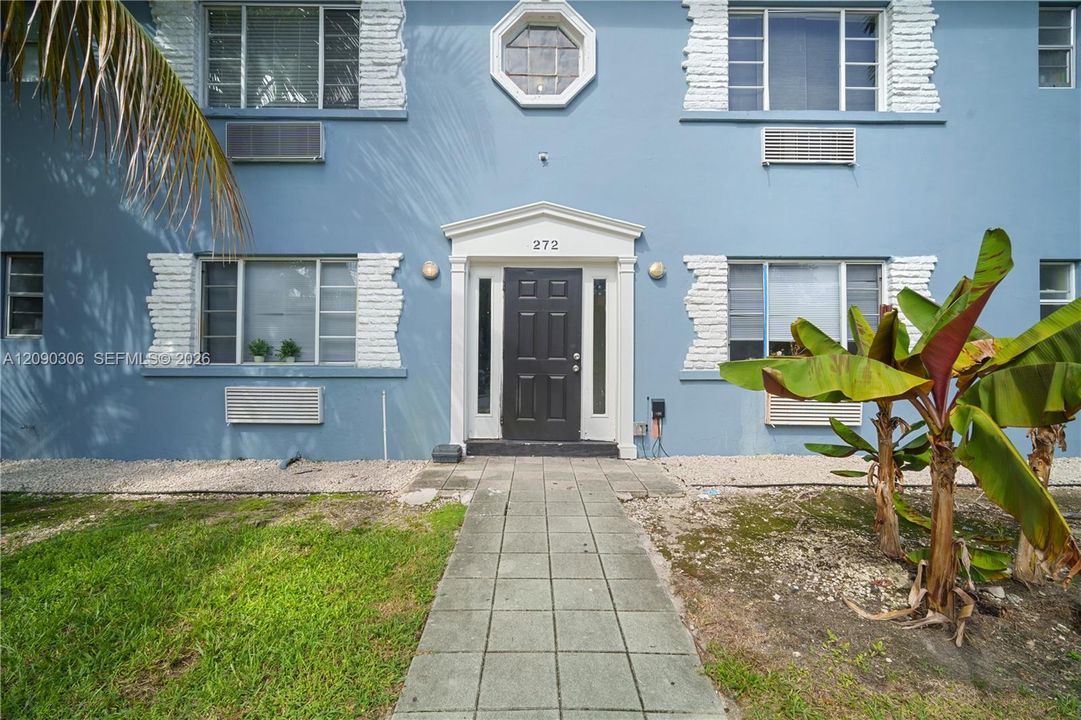 For Rent: $2,200 (2 beds, 1 baths, 900 Square Feet)