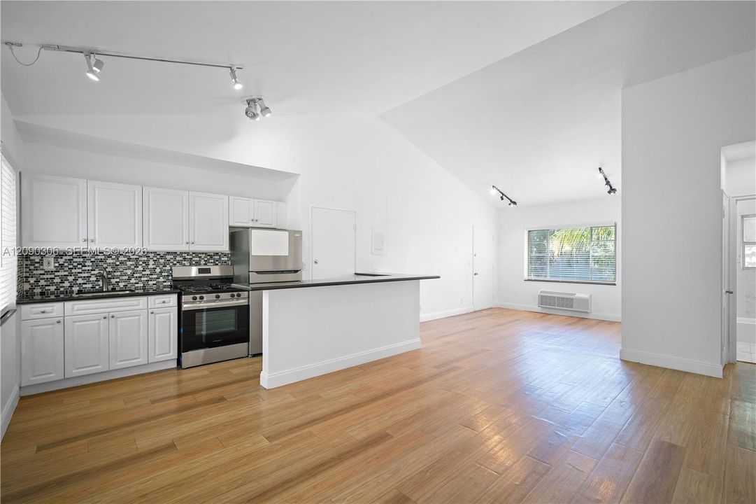 For Rent: $2,200 (2 beds, 1 baths, 900 Square Feet)