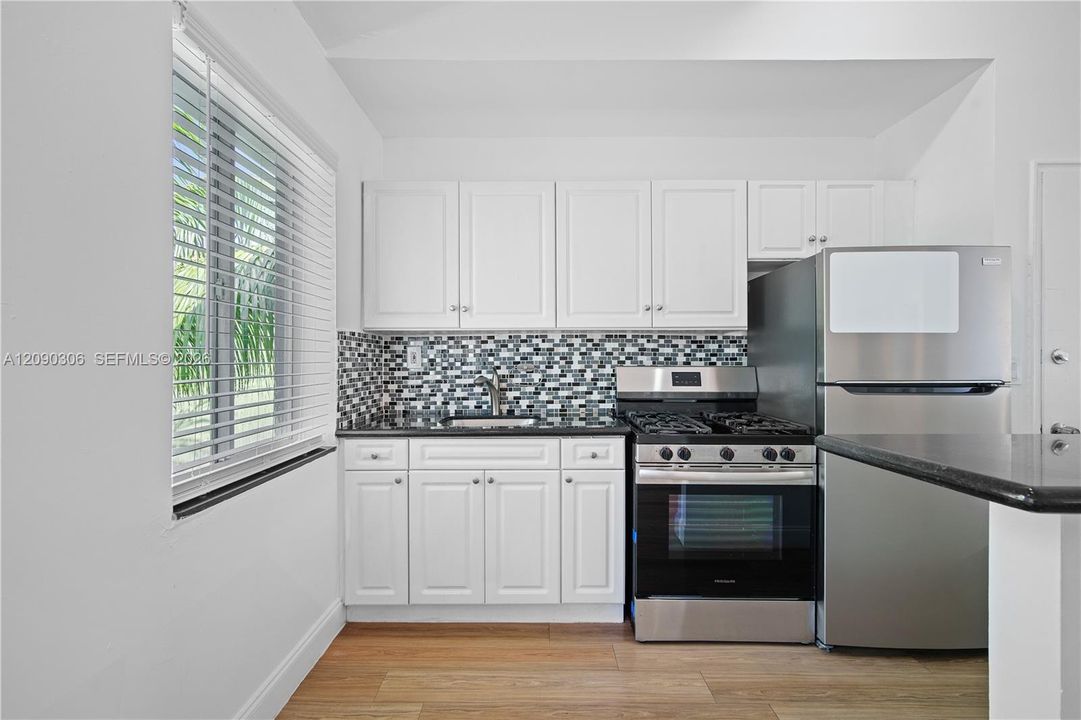 For Rent: $2,200 (2 beds, 1 baths, 900 Square Feet)