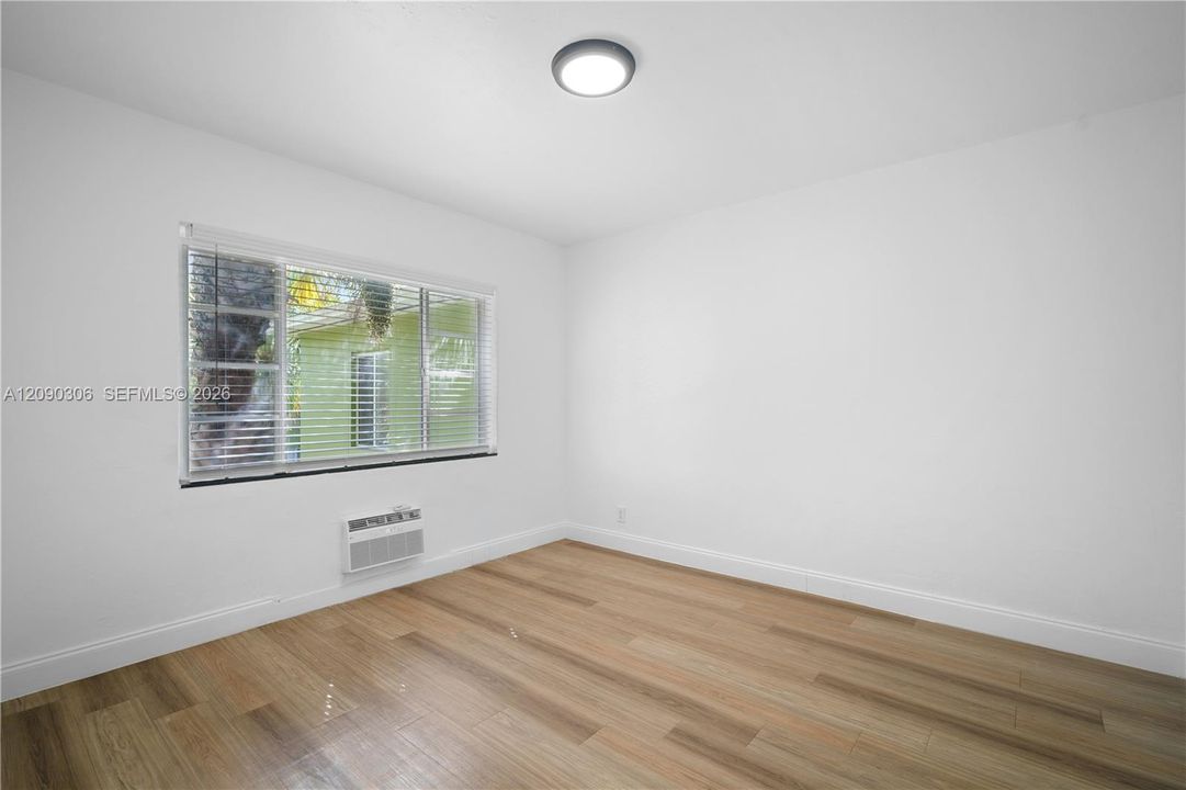 For Rent: $2,200 (2 beds, 1 baths, 900 Square Feet)