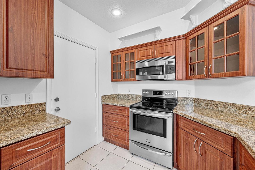 009-11031PeriwinkleLane-Tamarac-FL-33321