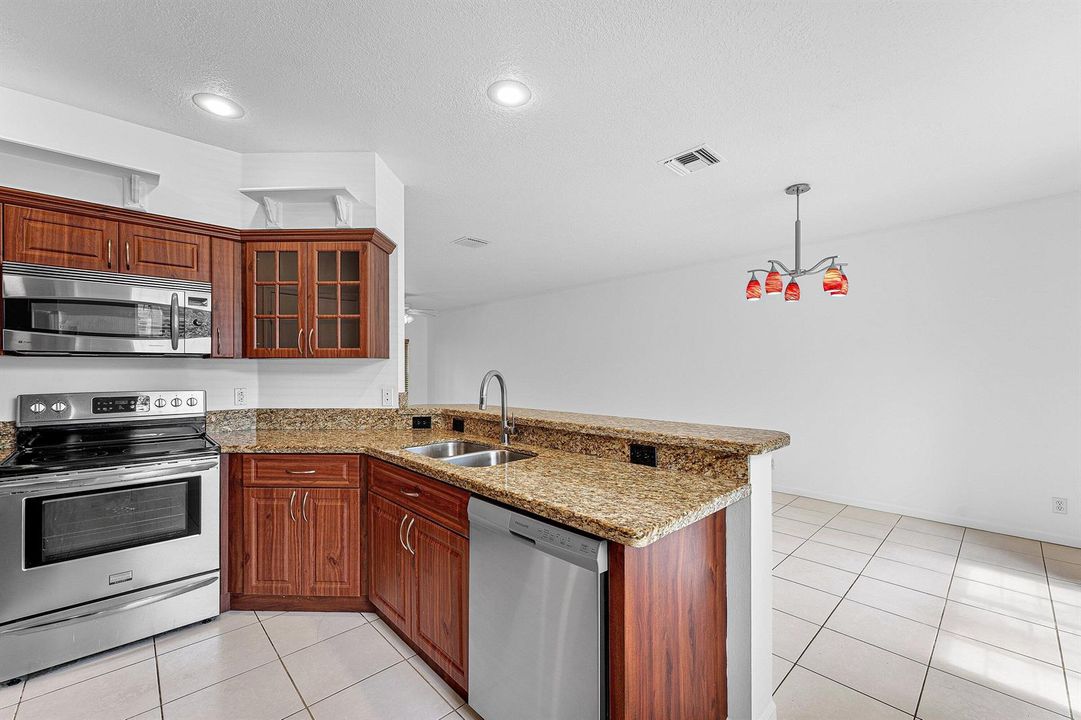 008-11031PeriwinkleLane-Tamarac-FL-33321