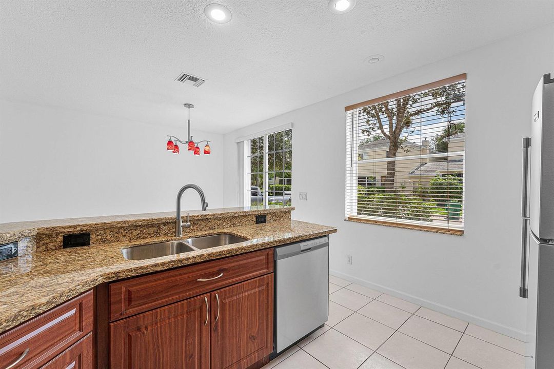 010-11031PeriwinkleLane-Tamarac-FL-33321