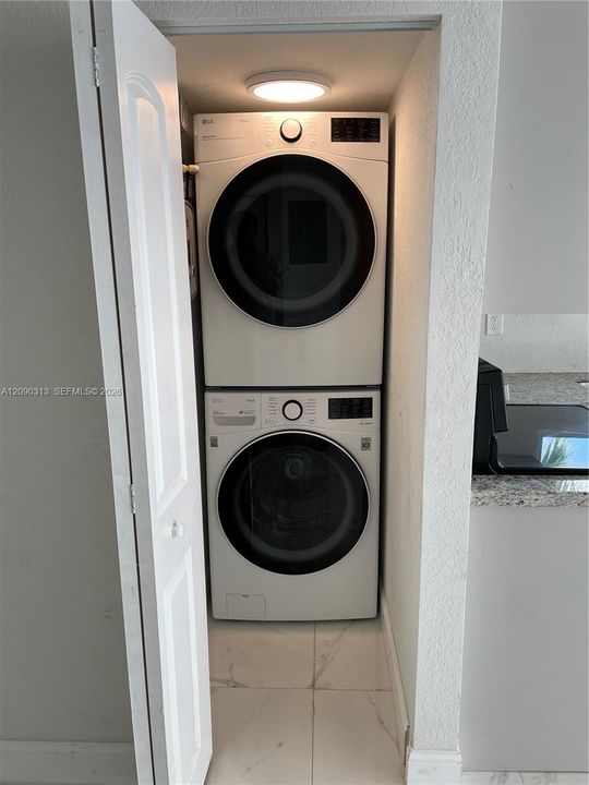 For Rent: $2,385 (2 beds, 1 baths, 1870 Square Feet)