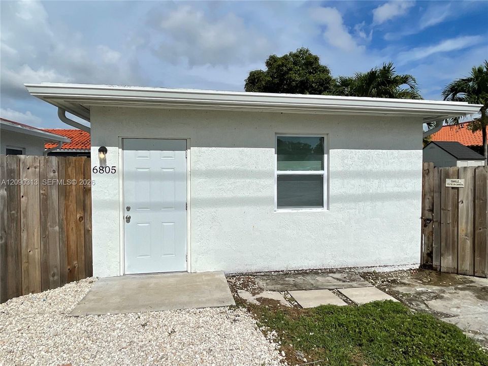 For Rent: $2,385 (2 beds, 1 baths, 1870 Square Feet)