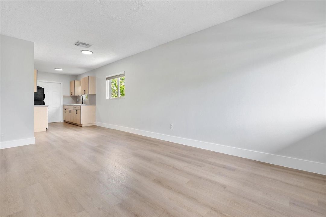 10-720 NE 7th St_010