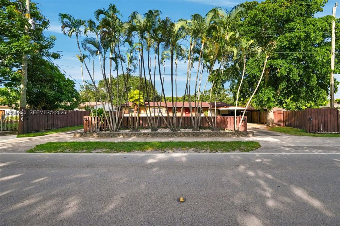 For Sale: $1,390,000 (5 beds, 5 baths, 3099 Square Feet)