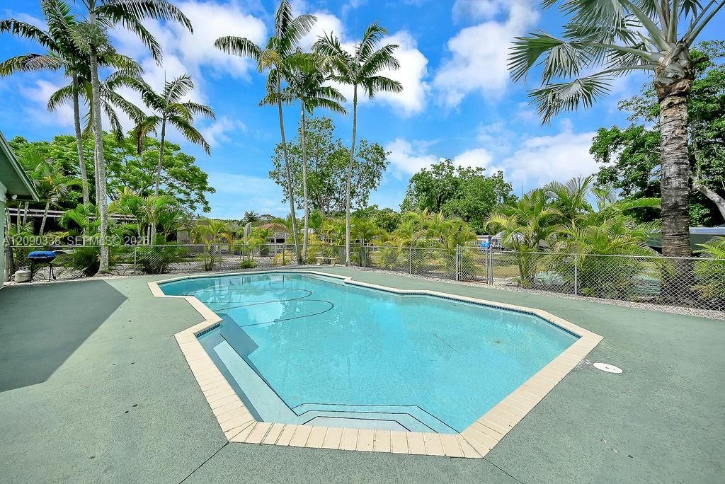 For Rent: $4,500 (3 beds, 2 baths, 2082 Square Feet)