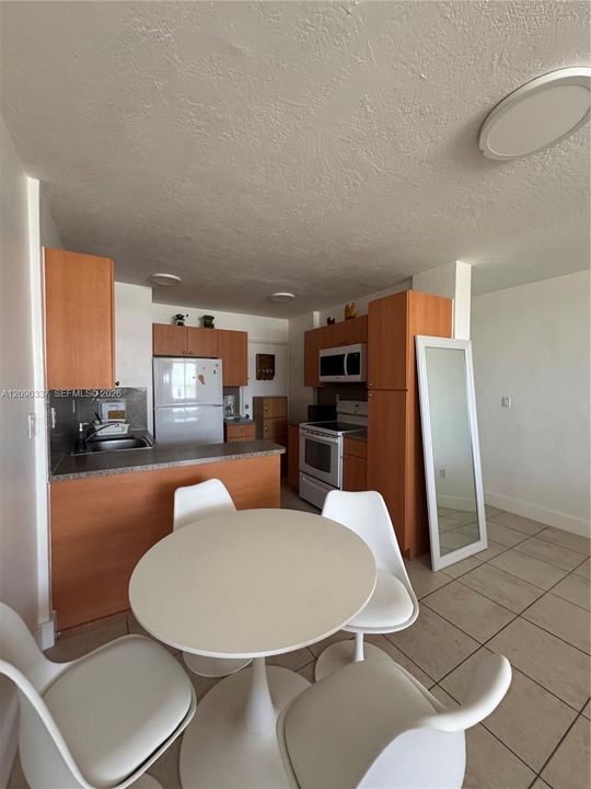 For Rent: $2,200 (1 beds, 1 baths, 563 Square Feet)