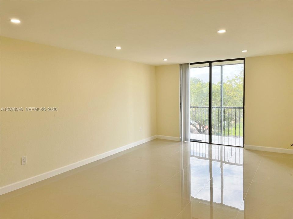 For Rent: $1,700 (1 beds, 1 baths, 728 Square Feet)